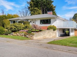 2991 Eastdowne Rd Oak Bay, BC V8R 5R9