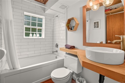 19-1002 Peninsula Rd, Ucluelet, BC - Indoor Photo Showing Bathroom