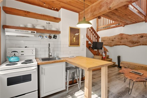 19-1002 Peninsula Rd, Ucluelet, BC - Indoor Photo Showing Kitchen