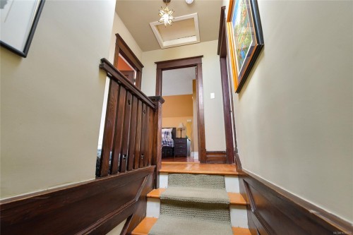 566 Gorge Rd West, Saanich, BC 