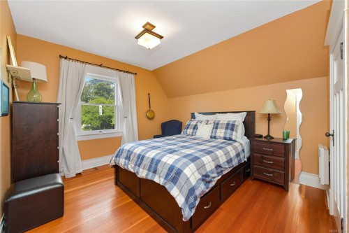 566 Gorge Rd West, Saanich, BC 