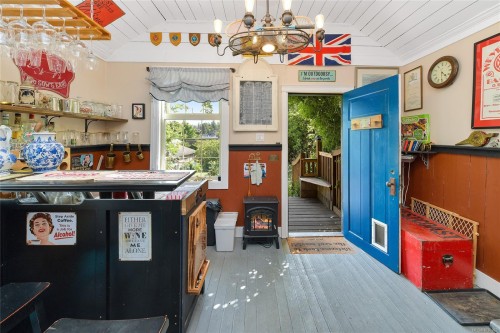 566 Gorge Rd West, Saanich, BC 