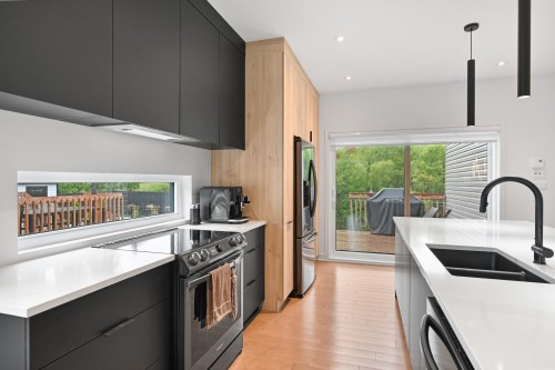 Kitchen - 94 Rue Paquin, Saint-Jean-Sur-Richelieu, QC - Indoor Photo Showing Kitchen With Double Sink With Upgraded Kitchen