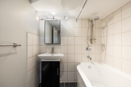 Bathroom - 2141 Rue De Maricourt, Montréal (Le Sud-Ouest), QC - Indoor Photo Showing Bathroom