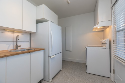 Cuisine - 7088 Rue Des Écores, Montréal (Villeray/Saint-Michel/Parc-Extension), QC - Indoor Photo Showing Laundry Room