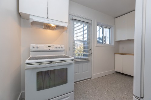Cuisine - 7088 Rue Des Écores, Montréal (Villeray/Saint-Michel/Parc-Extension), QC - Indoor Photo Showing Laundry Room