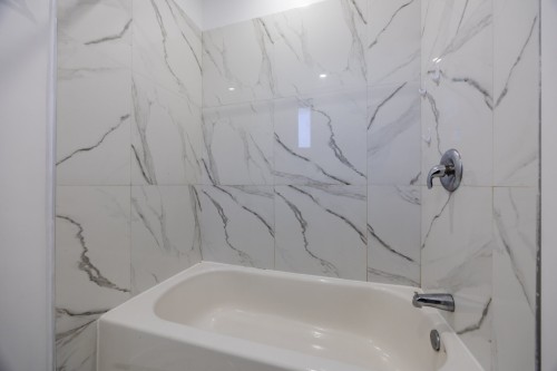 Chambre à coucher - 5967 Rue Hamilton, Montréal (Le Sud-Ouest), QC - Indoor Photo Showing Bathroom