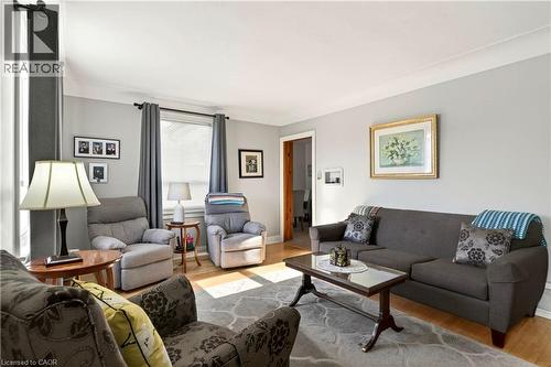 Living area featuring light wood finished floors and baseboards - 944 Garth Street, Hamilton, ON - Indoor Photo Showing Living Room