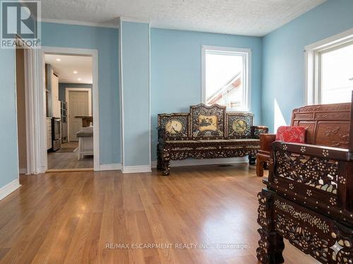 54 Edinburgh Avenue, Hamilton, ON - Indoor Photo Showing Living Room
