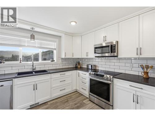 146 Aspen Street, Kamloops, BC - Indoor Photo Showing Kitchen With Double Sink With Upgraded Kitchen