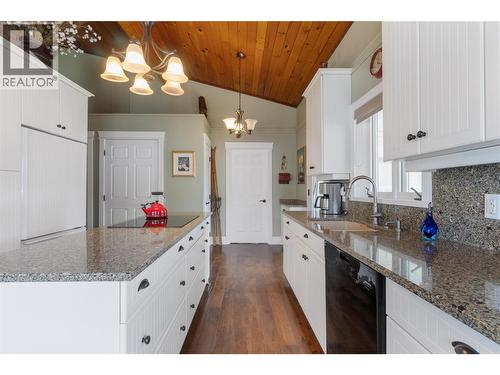 82 Montcalm Crescent, Sicamous, BC - Indoor Photo Showing Kitchen With Upgraded Kitchen