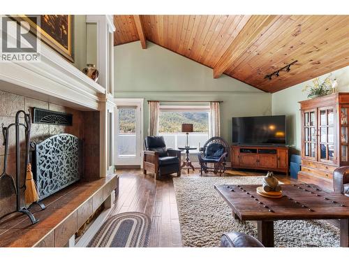 82 Montcalm Crescent, Sicamous, BC - Indoor Photo Showing Living Room