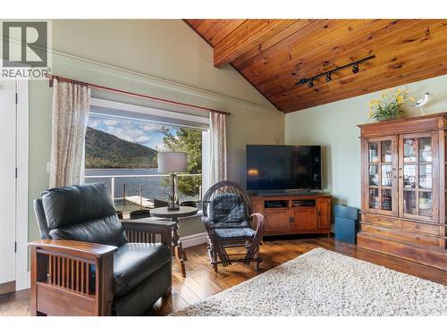 82 Montcalm Crescent, Sicamous, BC - Indoor Photo Showing Living Room
