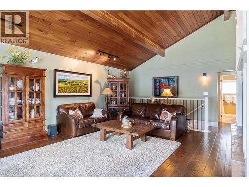82 Montcalm Crescent, Sicamous, BC - Indoor Photo Showing Living Room
