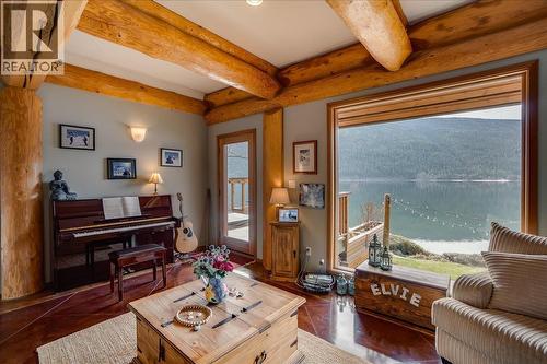 3140 3A Highway, Nelson, BC - Indoor Photo Showing Living Room