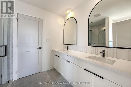 6517 Heathwoods Avenue, London South (South V), ON - Indoor Photo Showing Bathroom