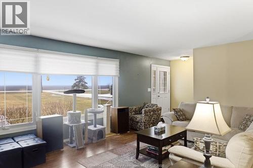 13132 Walker Sideroad, Essex, ON - Indoor Photo Showing Living Room