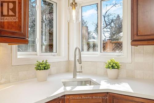 18 Handorf Drive, Cambridge, ON - Indoor Photo Showing Kitchen