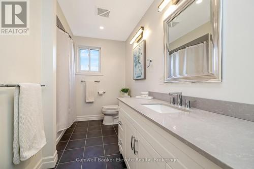 18 Handorf Drive, Cambridge, ON - Indoor Photo Showing Bathroom