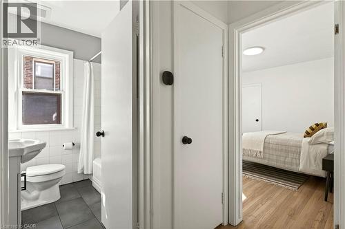 33 East 34Th Street, Hamilton, ON - Indoor Photo Showing Bathroom
