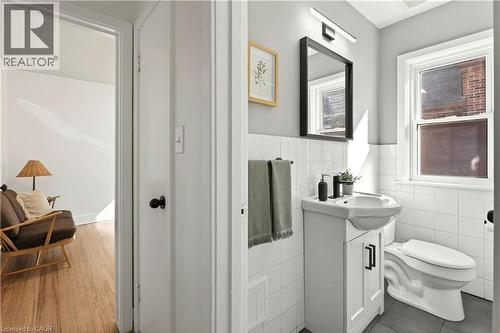33 East 34Th Street, Hamilton, ON - Indoor Photo Showing Bathroom