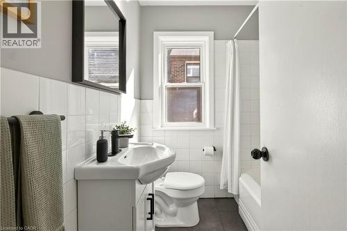 33 East 34Th Street, Hamilton, ON - Indoor Photo Showing Bathroom