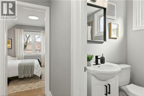 33 East 34Th Street, Hamilton, ON - Indoor Photo Showing Bathroom