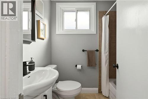 33 East 34Th Street, Hamilton, ON - Indoor Photo Showing Bathroom