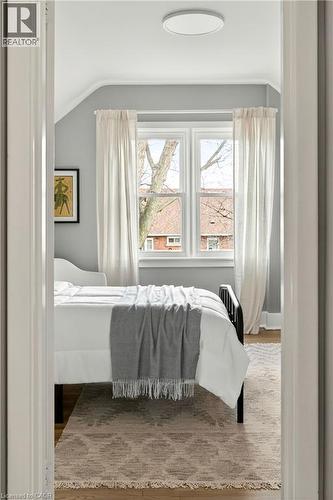 33 East 34Th Street, Hamilton, ON - Indoor Photo Showing Bedroom