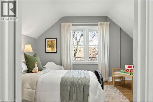 33 East 34Th Street, Hamilton, ON - Indoor Photo Showing Bedroom