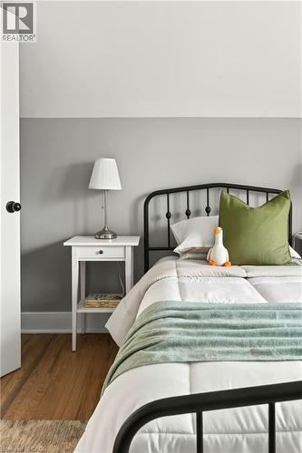 33 East 34Th Street, Hamilton, ON - Indoor Photo Showing Bedroom