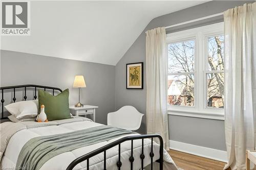 33 East 34Th Street, Hamilton, ON - Indoor Photo Showing Bedroom