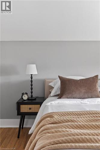 33 East 34Th Street, Hamilton, ON - Indoor Photo Showing Bedroom