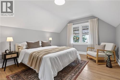 33 East 34Th Street, Hamilton, ON - Indoor Photo Showing Bedroom