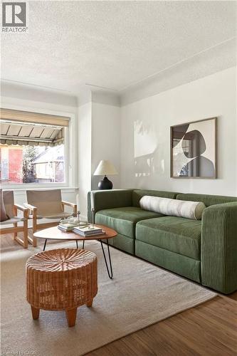 33 East 34Th Street, Hamilton, ON - Indoor Photo Showing Living Room