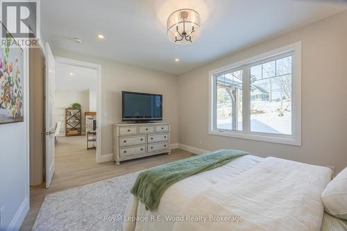 11 Greenhill Drive, Tillsonburg, ON - Indoor Photo Showing Bedroom