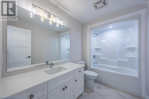 11 Greenhill Drive, Tillsonburg, ON - Indoor Photo Showing Bathroom