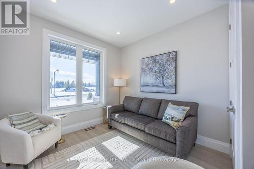 11 Greenhill Drive, Tillsonburg, ON - Indoor Photo Showing Living Room