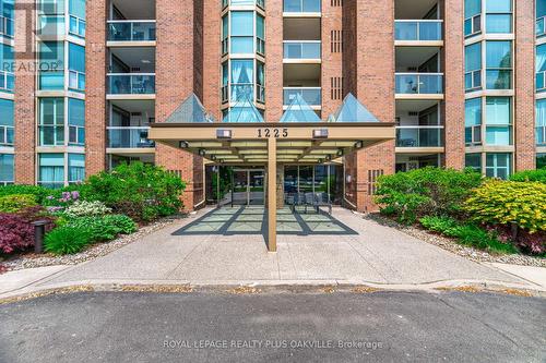 104 - 1225 North Shore Boulevard E, Burlington, ON - Outdoor With Balcony With Facade