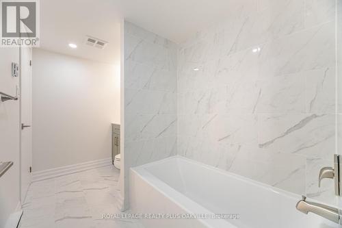 104 - 1225 North Shore Boulevard E, Burlington, ON - Indoor Photo Showing Bathroom