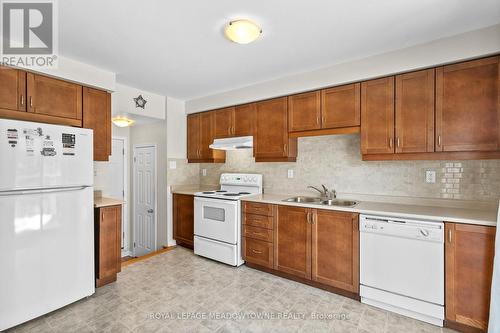 862 Stark Circle, Milton, ON - Indoor Photo Showing Kitchen With Double Sink