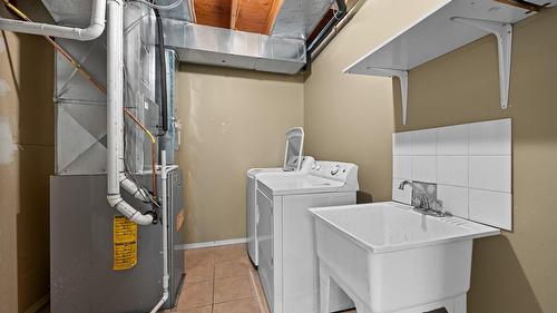 1322 Cornwall Street, Kamloops, BC - Indoor Photo Showing Laundry Room