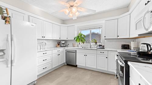 1721 Birch Street, Creston, BC - Indoor Photo Showing Kitchen