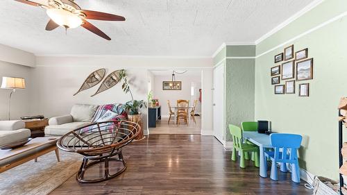 1721 Birch Street, Creston, BC - Indoor Photo Showing Living Room