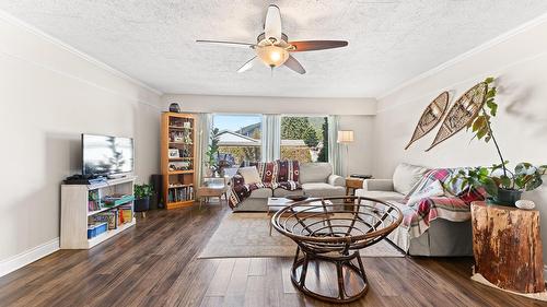 1721 Birch Street, Creston, BC - Indoor Photo Showing Living Room