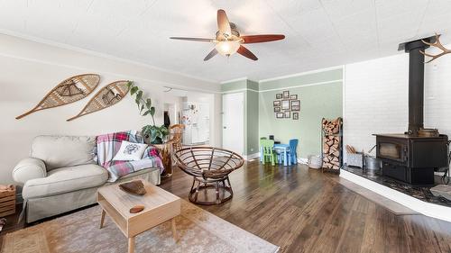 1721 Birch Street, Creston, BC - Indoor Photo Showing Living Room