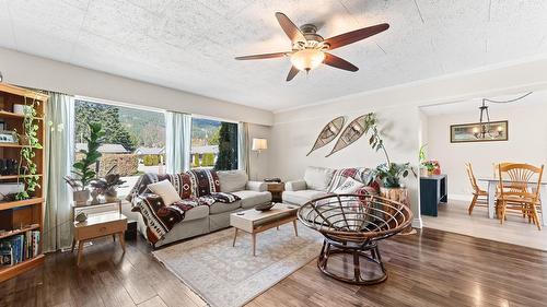 1721 Birch Street, Creston, BC - Indoor Photo Showing Living Room