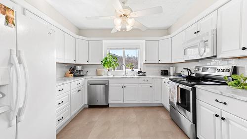 1721 Birch Street, Creston, BC - Indoor Photo Showing Kitchen
