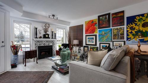 113-2350 Stillingfleet Road, Kelowna, BC - Indoor Photo Showing Living Room With Fireplace