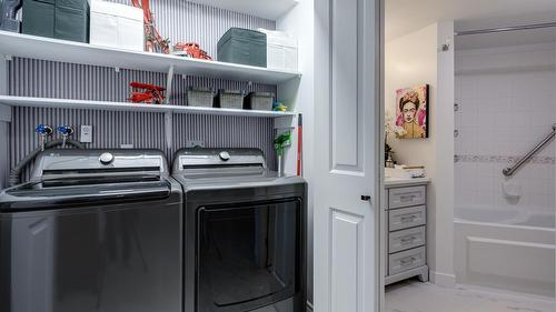 113-2350 Stillingfleet Road, Kelowna, BC - Indoor Photo Showing Laundry Room